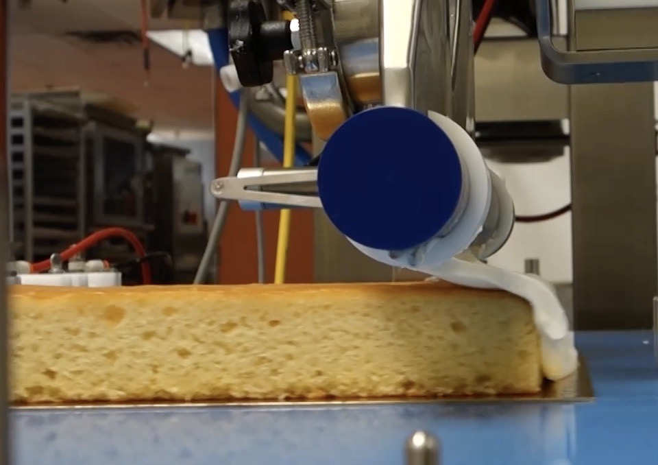 Servo-driven cake icing machine line for bakery industry