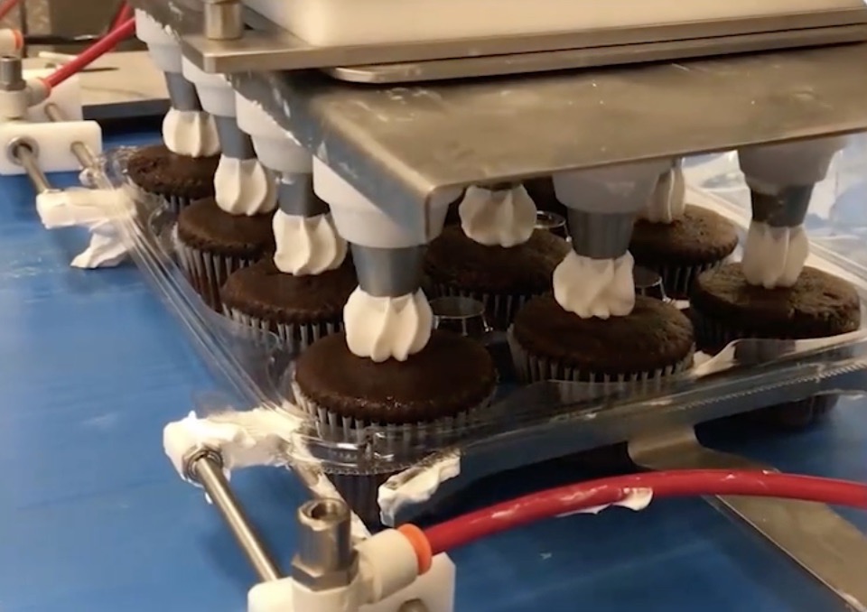 Servo-driven cake icing machine line for bakery industry