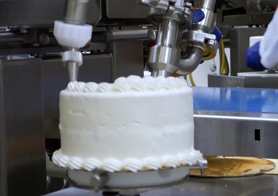 Servo-driven cake icing machine line for bakery industry