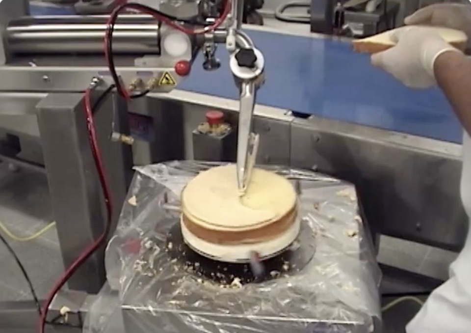 Servo-driven cake icing machine line for bakery industry
