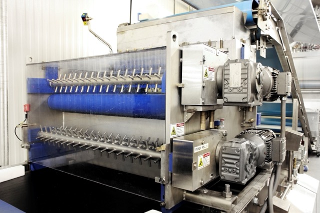 Feeder/spreader for granola product forming